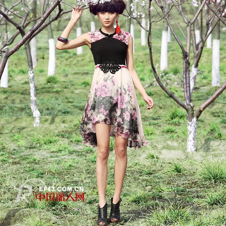 都市风与民族风的混搭 两件套裙装搭配 燕尾裙遇上中国结