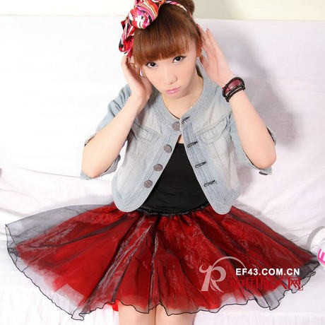 透视网纱蓬蓬裙与牛仔外套的混搭 彩虹裙塑造日系风