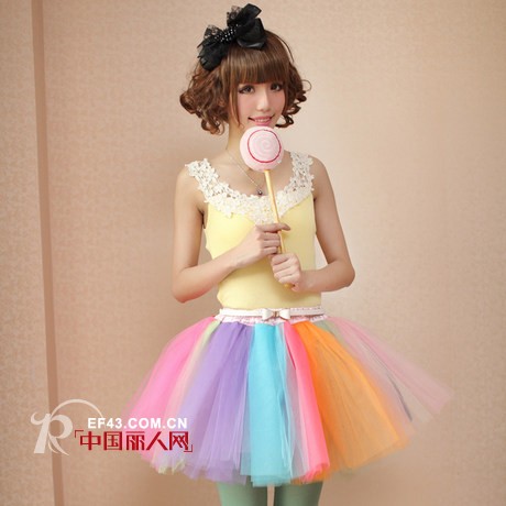 透视网纱蓬蓬裙与牛仔外套的混搭 彩虹裙塑造日系风