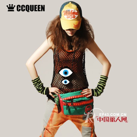 街拍女孩的混搭 欧美网纱吊带搭配 迪士尼米老鼠图案宽松t恤