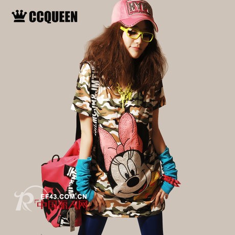 街拍女孩的混搭 欧美网纱吊带搭配 迪士尼米老鼠图案宽松t恤