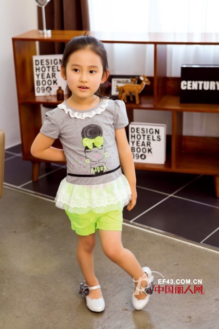 童装拼接款式 青花瓷服装是什么样的 短裙配什么好看