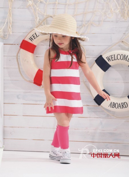 西瓜红上衣配什么颜色 西瓜红连衣裙怎么搭配