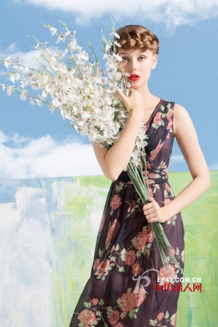 碎花连衣裙款式 夏天碎花长裙还是短裙好看