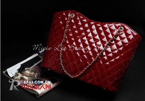 最近流行的包包有哪些  菱格鳄鱼纹时尚潮款