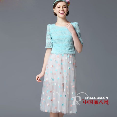糖果色波点半身裙搭配蕾丝衫 民族风妖娆伞裙印花衫搭配