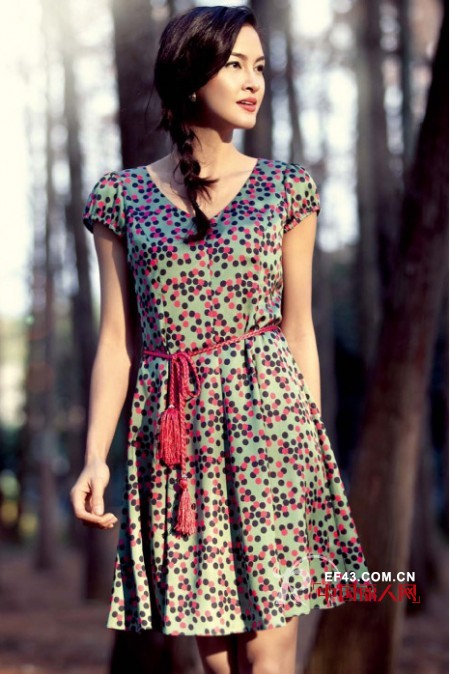 波点连衣裙搭配 彩色波点连衣裙款式 俏皮连衣裙款式