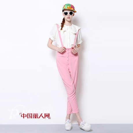 夏季背带裤糖果色的好看吗 混搭t恤雪纺衫最个性