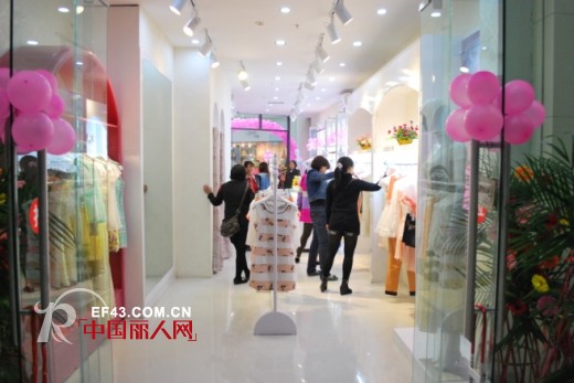 热烈祝贺丹诗格尔贵州财富广场店盛大开业