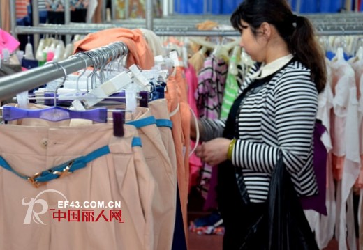 4月26日耶丽雅新品上货火爆抢购现场