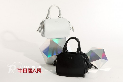 春日出行必备的时尚手包