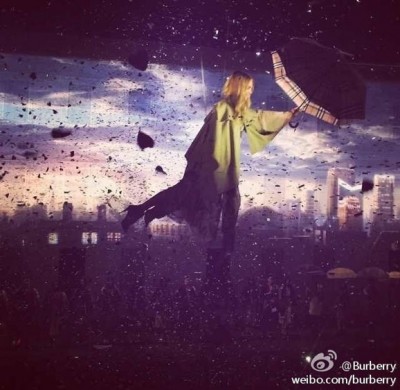 博柏利Burberry歌剧式时装表演 裸眼3D效果震撼全场2.jpg