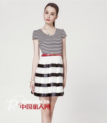 条纹针织裙好看吗  显瘦修身款黑白条纹裙