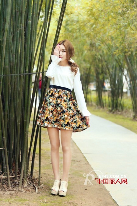碎花裙巧妙搭配 教您邻家女孩的穿衣风格怎么搭