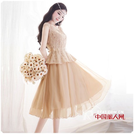 夏天穿什么显瘦  蕾丝印花高腰裙遮住腰部赘肉