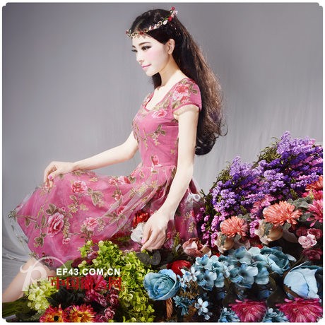 夏天穿什么显瘦  蕾丝印花高腰裙遮住腰部赘肉