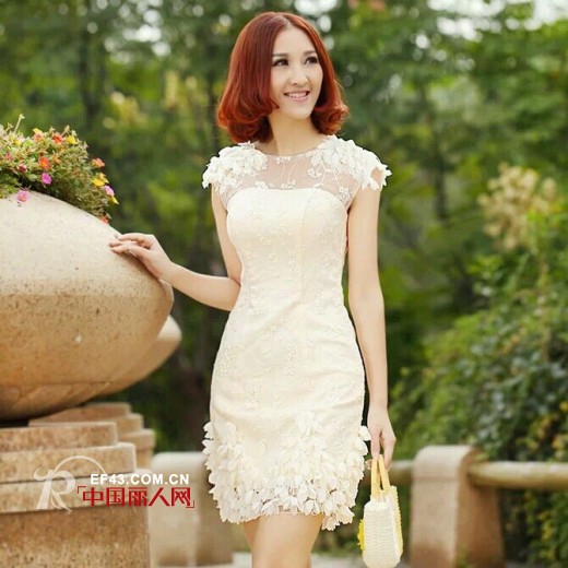 蕾丝裙什么样的显瘦 高档真丝裙勾勒迷人身姿