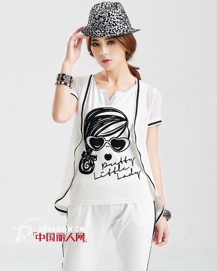 休闲女装最近流行什么样的 卡通印花衫牛仔拼接装搭配