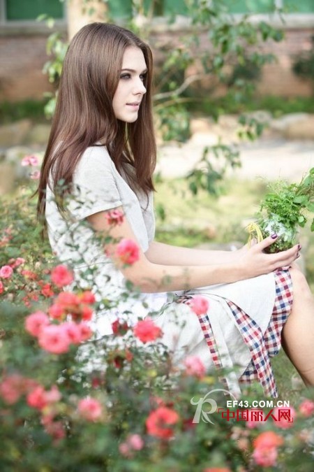 牛仔背带裙搭配白色t恤 白色格子拼接裙青春减龄