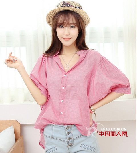 宽松的t恤衫怎么搭配时尚 棉麻布料舒适复古