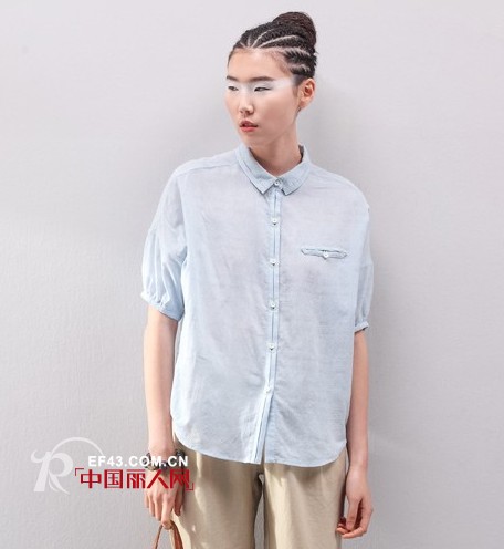 宽松的t恤衫怎么搭配时尚 棉麻布料舒适复古