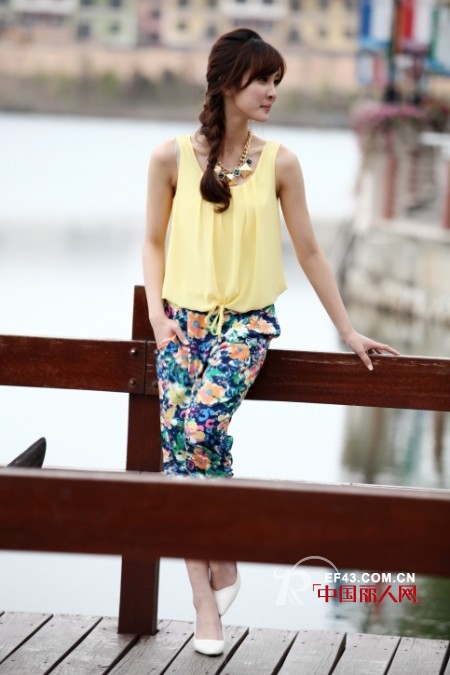 无袖印花衫怎么搭配好看 印花裤出彩装扮