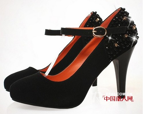 婚礼上应该穿什么鞋 亮钻气质款提升魅力