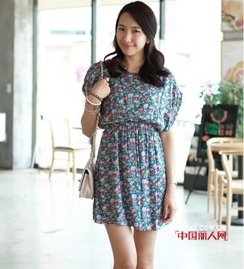 夏季小碎花连衣裙 复古风情街头来袭