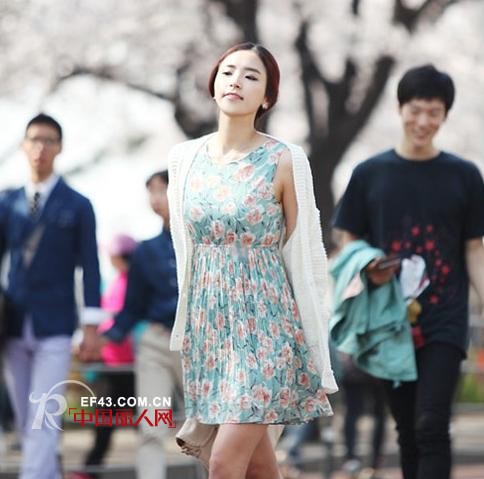 夏季小碎花连衣裙 复古风情街头来袭