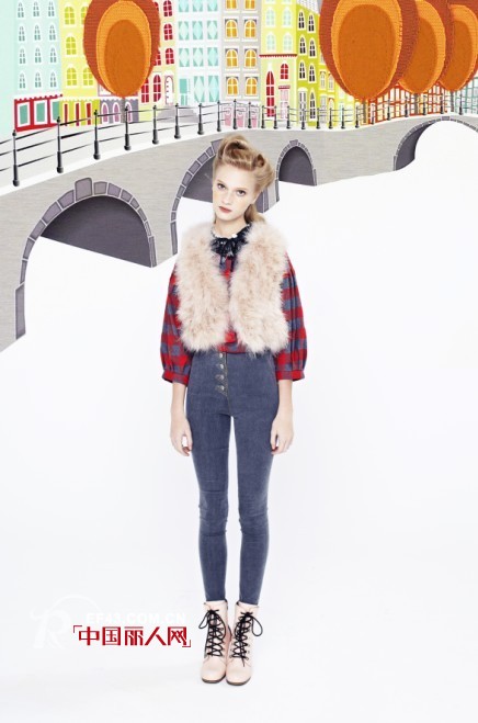 酒红色修身裙知性款 条纹衫搭配什么好看