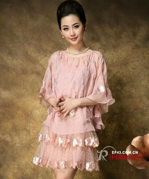 巴洛克宫廷风格连衣裙 城市印花图案精彩看点