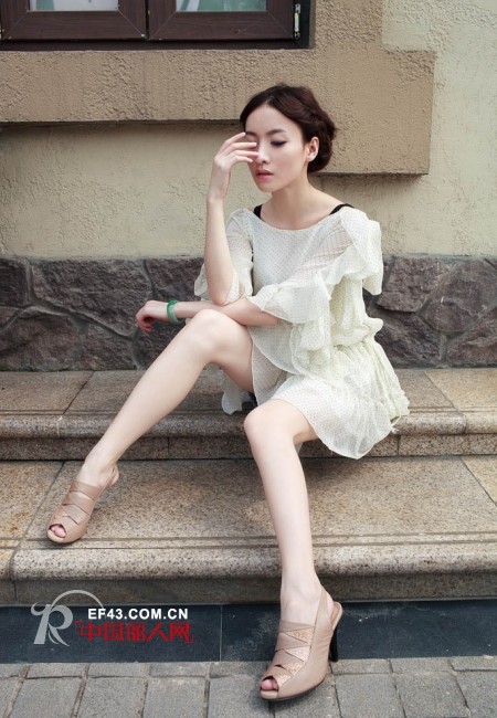 夏季流行看点 风情印花连衣裙 纯色仙女裙黑吊带搭配