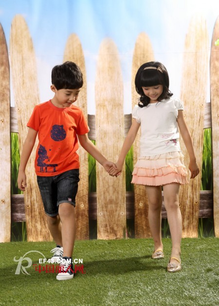 童装T恤款式搭配 T恤配什么裤子好看 T恤流行什么颜色