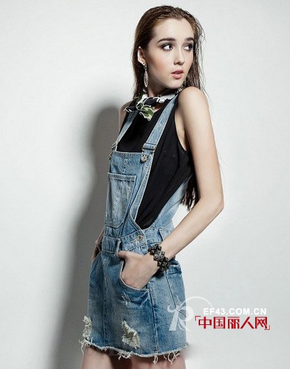 牛仔背带裤怎么搭配减龄 勾起童年的背带记忆