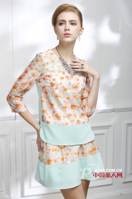 白领都爱什么样的装扮 盘发搭配新款修身裙