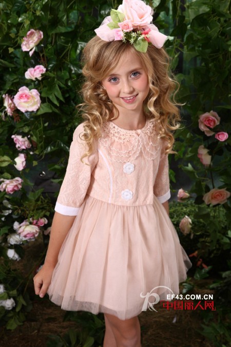 粉色连衣裙配什么鞋子 粉色公主裙适合什么发型