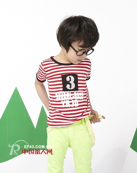 条纹T恤配荧光绿裤子　条纹T恤配什么颜色裤子　夏天T恤怎么搭配有个性
