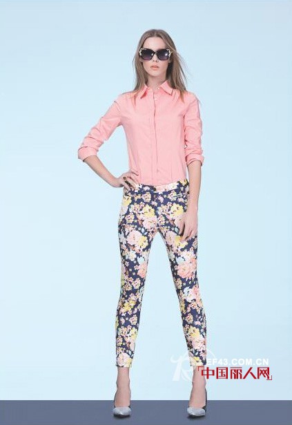 粉色衬衫配什么颜色裤子 花裤子配什么上衣