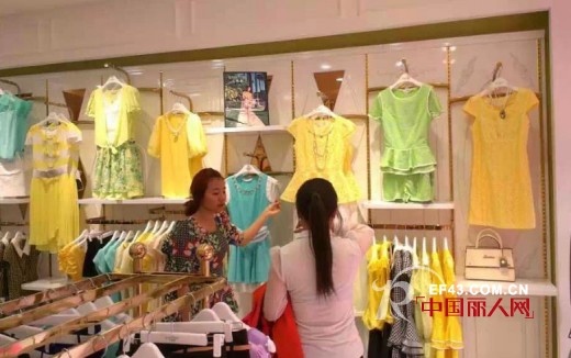 七彩蝶女装五一欢乐多 三家新店成功开业