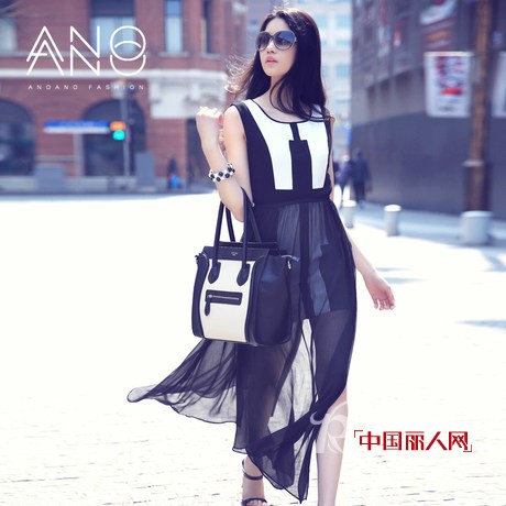 欧美街拍连衣裙搭配 墨镜更显摩登气质