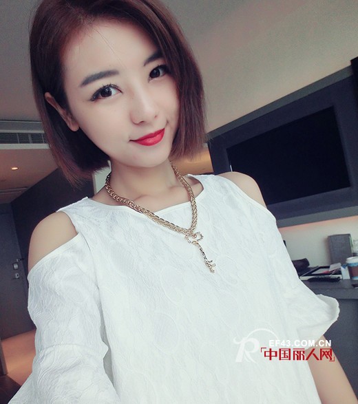 露肩上衣怎么搭配 什么款式的露肩装好看