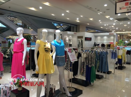 热烈祝贺HYZ女装重庆万达百货新专柜开业大吉