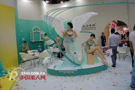 西维娅时尚调整型内衣宫廷风闪耀2014年深圳内衣展