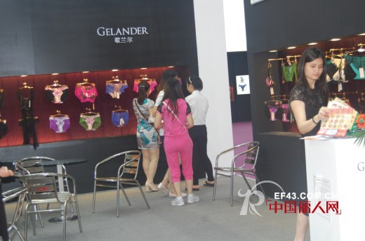 歌兰尔内衣黑白展示厅亮相2014深圳内衣展