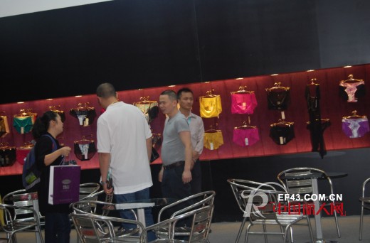 歌兰尔内衣黑白展示厅亮相2014深圳内衣展