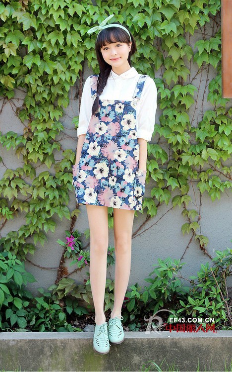 背带裙搭配什么上衣 碎花背带裙减龄必备