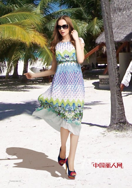 印花衫搭配半身裙 孔雀色连衣裙是什么样的