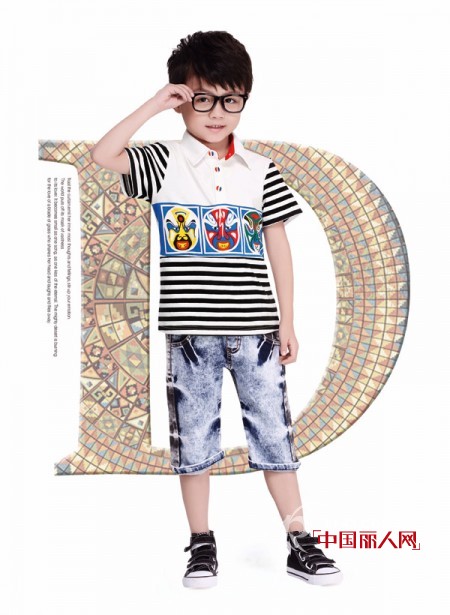 黑白条纹T恤怎么搭配 脸谱短袖T恤搭配