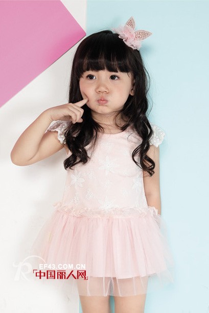 五六岁小女孩怎么穿像洋娃娃 蕾丝衫蓬蓬裙搭配