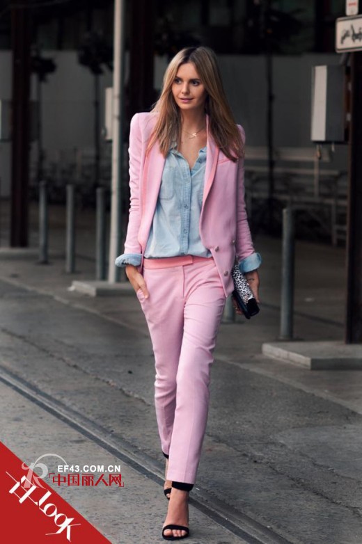 一日一看点之:粉红色套装如何搭配穿出气质